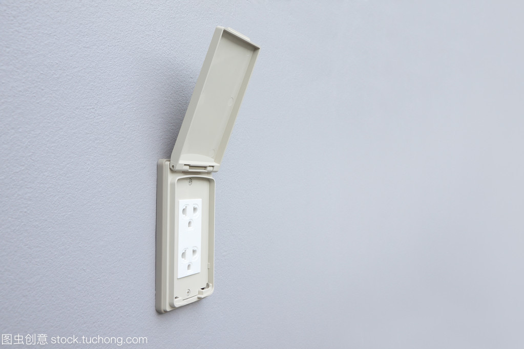 戶外帶蓋在水泥墻上的電源插座